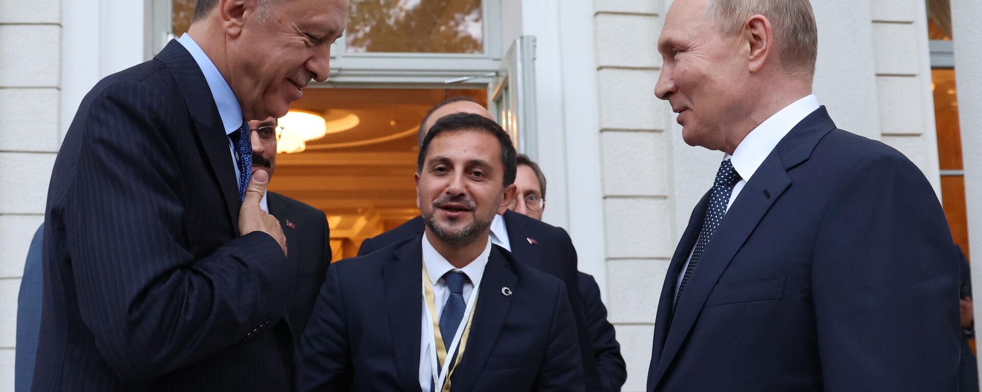 O presidente russo, Vladimir Putin, se despede do presidente turco, Recep Tayyip Erdogan, no final de sua reunião no resort de Sochi, no mar Negro, na Rússia, 5 de agosto de 2022 - Sputnik Brasil, 1920, 06.08.2022