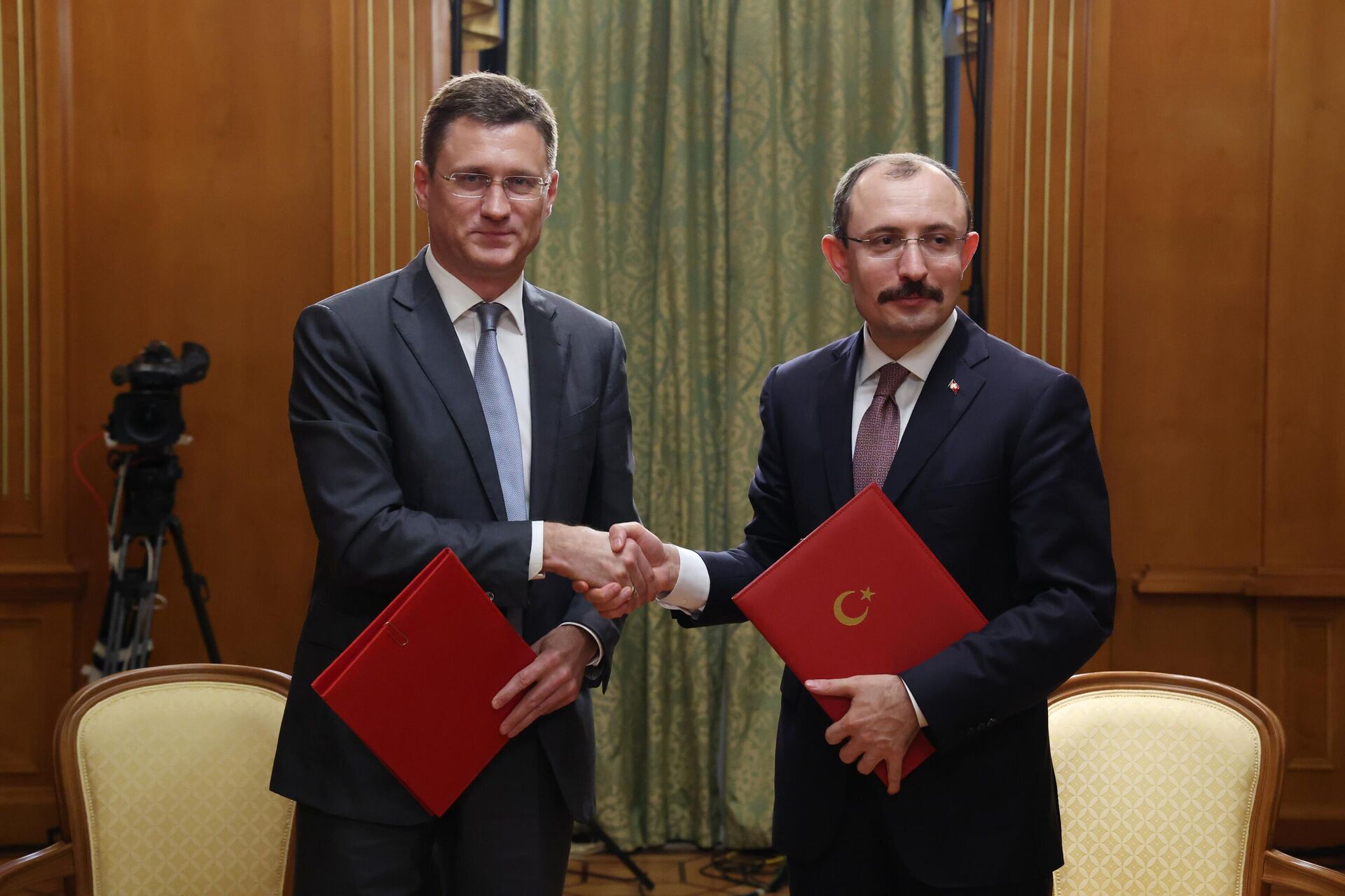 O vice-primeiro-ministro russo, Aleksandr Novak, e o ministro turco do Comércio, Mehmet Mus, participam de uma cerimônia de assinatura após uma reunião dos presidentes Vladimir Putin da Rússia e Recep Tayyip Erdogan da Turquia no resort do mar Negro de Sochi, Rússia, 5 de agosto de 2022 - Sputnik Brasil, 1920, 06.08.2022