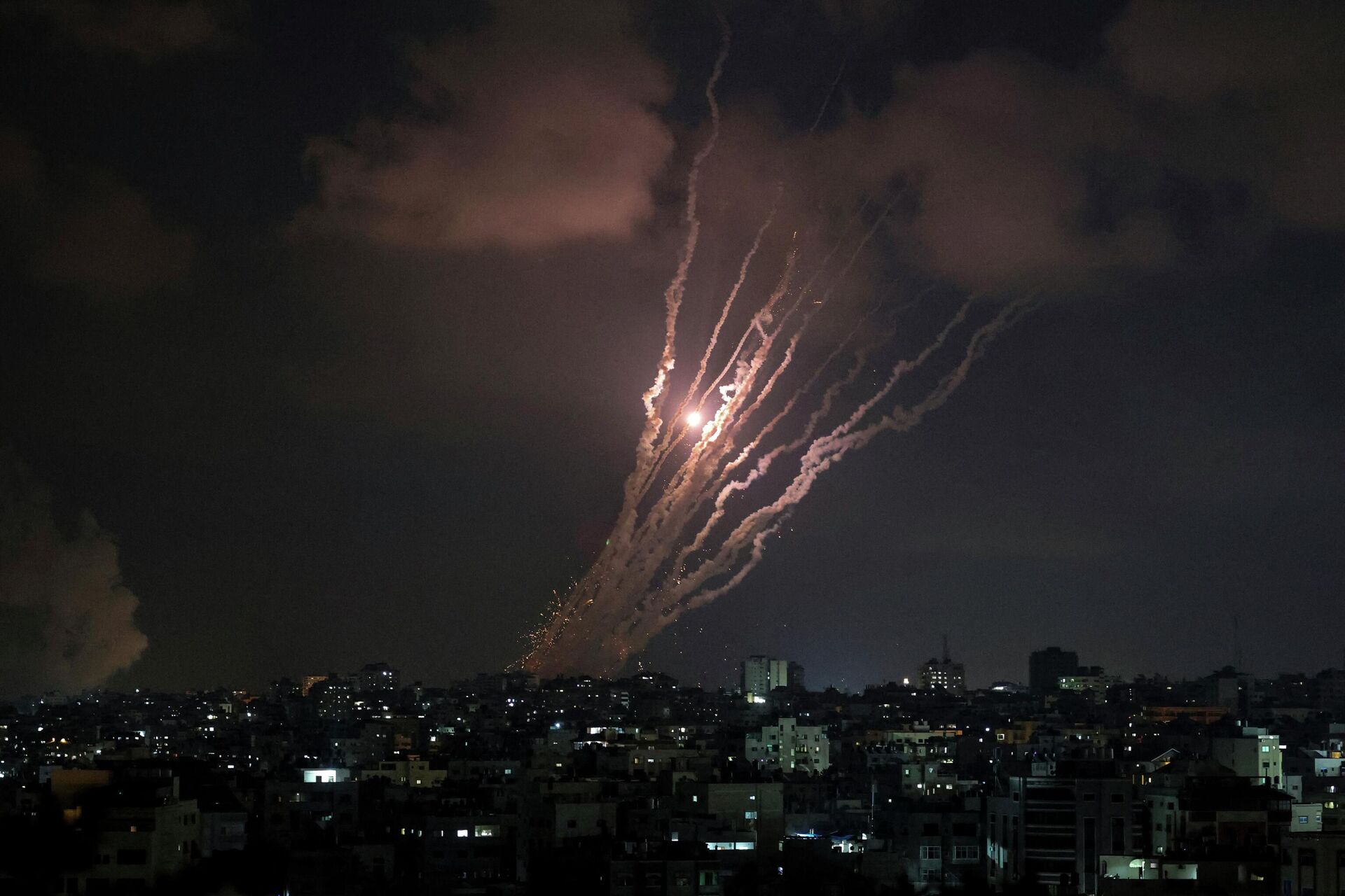 Uma salva de foguetes é disparada da Cidade de Gaza em direção a Israel, em 6 de agosto de 2022 - Sputnik Brasil, 1920, 28.12.2022