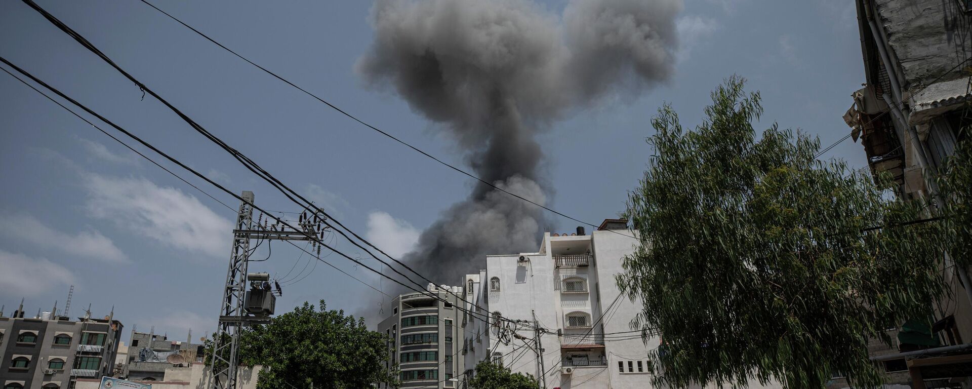 Fumaça resultante de um ataque aéreo israelense contra um prédio residencial em Gaza, 6 de agosto de 2022 - Sputnik Brasil, 1920, 06.08.2022