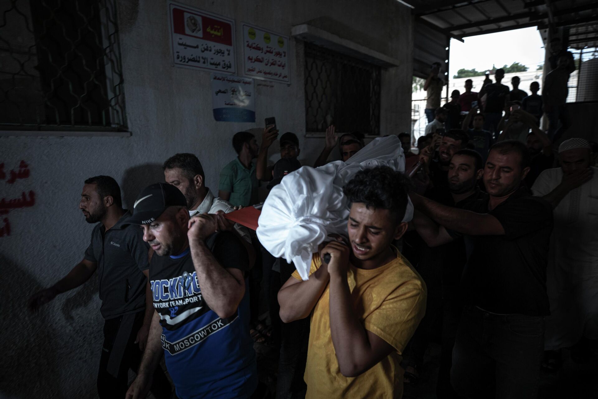 Parentes carregam o corpo de Noor al-Azubaidi, palestino morto durante um ataque israelense contra Gaza, 6 de agosto de 2022 - Sputnik Brasil, 1920, 06.08.2022
