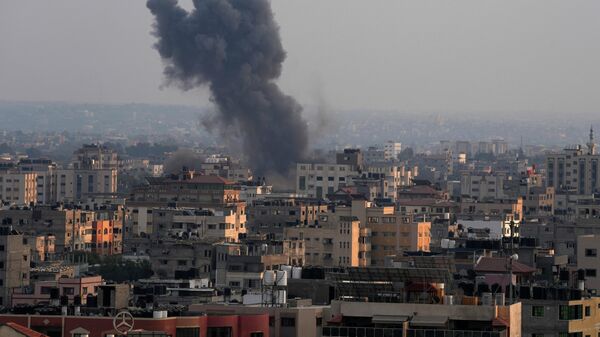 Fumaça sobe após ataques aéreos israelenses em prédio residencial em Gaza, em 6 de agosto de 2022 - Sputnik Brasil