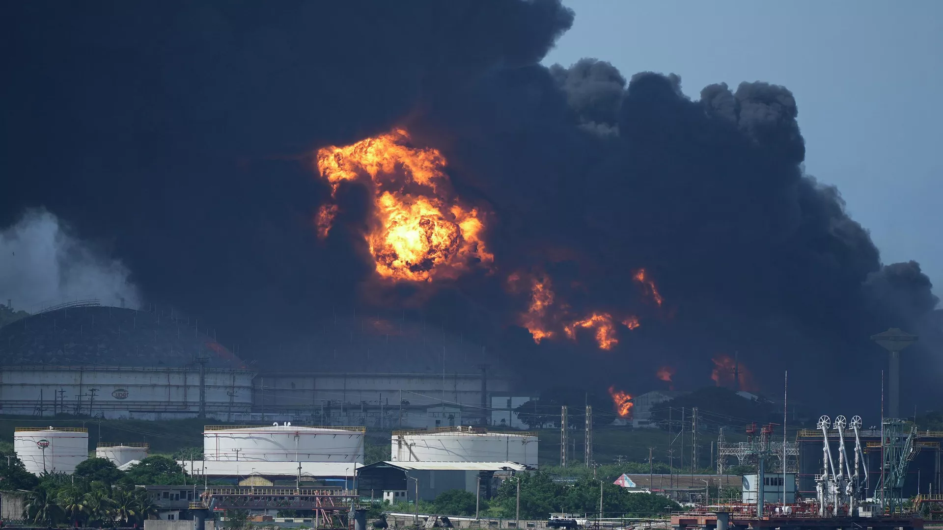 Chamas e fumaça sobem da Base de Superpetroleiros de Matanzas, enquanto bombeiros e especialistas trabalham para conter o incêndio Chamas e fumaça sobem da Base de Superpetroleiros de Matanzas, enquanto bombeiros e especialistas trabalham para conter o incêndio - Sputnik Brasil, 1920, 06.08.2022
