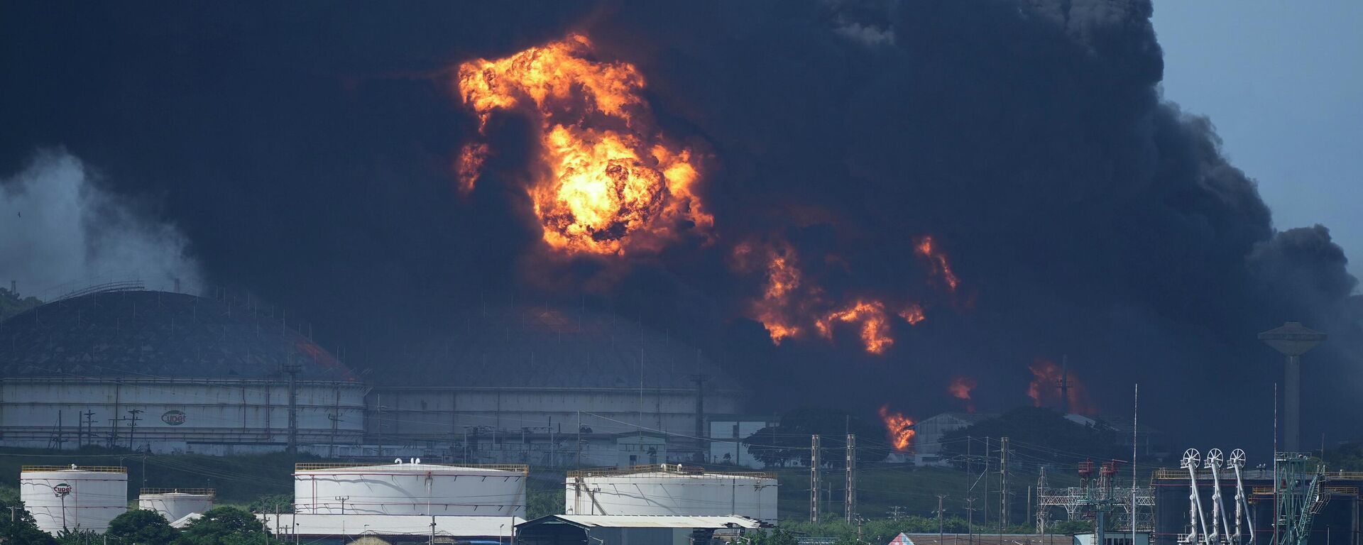 Chamas e fumaça sobem da Base de Superpetroleiros de Matanzas, enquanto bombeiros e especialistas trabalham para conter o incêndio - Sputnik Brasil, 1920, 06.08.2022