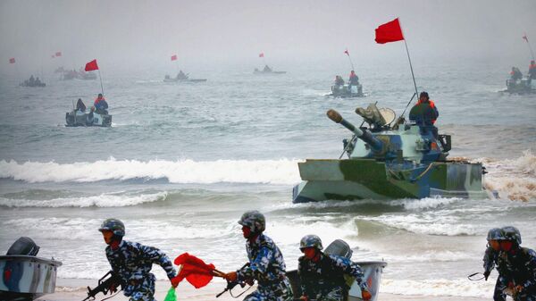 Tanques e fuzileiros navais da China invadem praia em um exercício de assalto anfíbio durante exercício militar conjunto sino-russo na península de Shandong, 24 de agosto de 2005 - Sputnik Brasil
