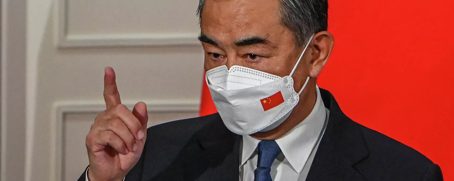 Wang Yi, ministro das Relações Exteriores da China, fala durante coletiva de imprensa à margem de encontro de chanceleres da Cúpula do Leste da Ásia em Phnom Penh, Camboja, 5 de agosto de 2022 - Sputnik Brasil, 1920, 07.08.2022