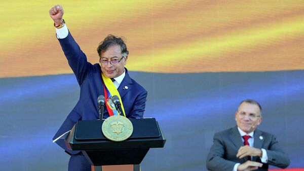 O presidente da Colômbia, Gustavo Petro, levanta o punho ao fim de seu discurso de posse, em Bogotá, em 7 de agosto de 2022 - Sputnik Brasil