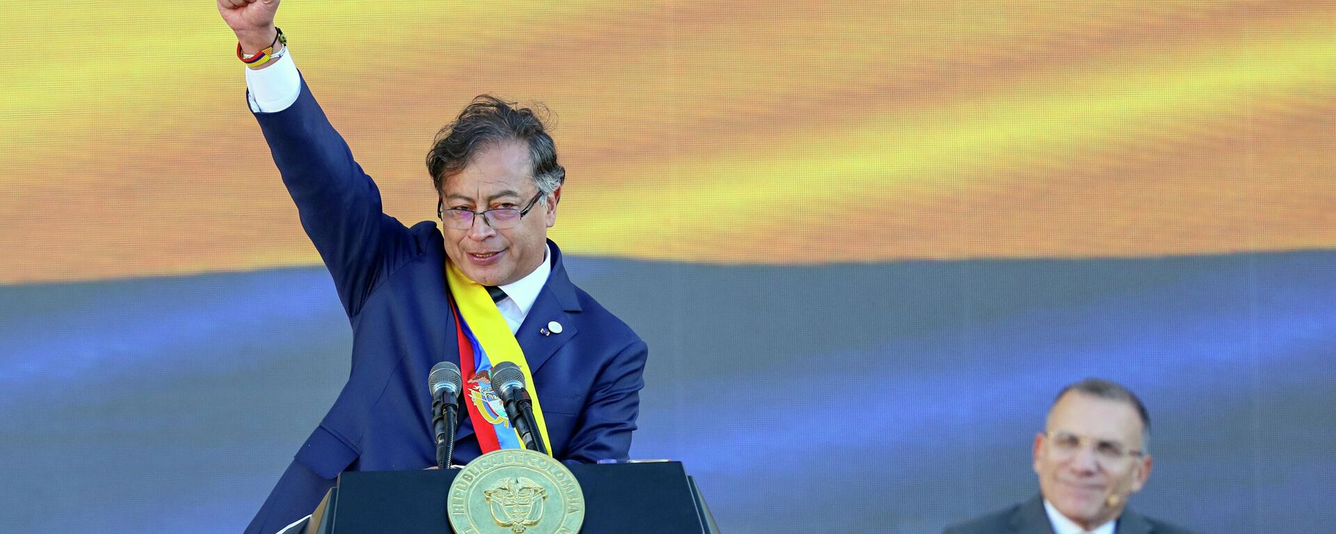 O presidente da Colômbia, Gustavo Petro, levanta o punho ao fim de seu discurso de posse, em Bogotá - Sputnik Brasil, 1920, 08.02.2023