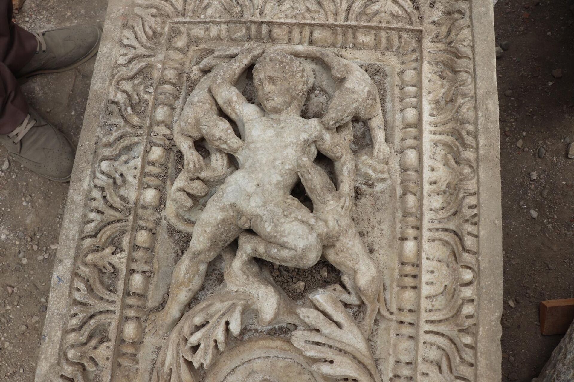 Bloco de mármore descoberto na antiga cidade de Prusias ad Hypium retratam o personagem mitológico Actéon dilacerado por seus cães Bloco de mármore descoberto na antiga cidade de Prusias ad Hypium retratam o personagem mitológico Actéon dilacerado por seus cães - Sputnik Brasil, 1920, 08.08.2022