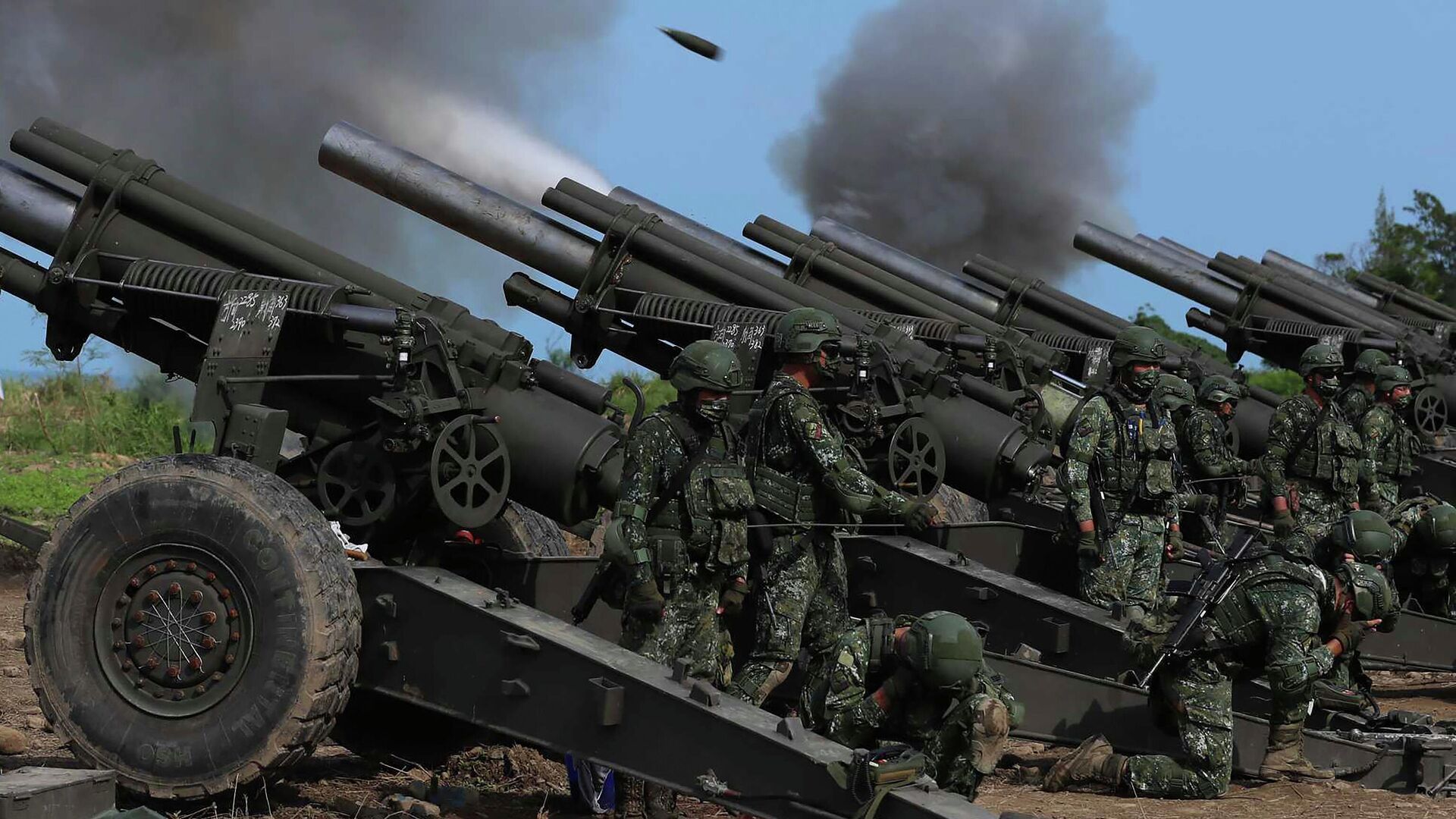 Armas de artilharia taiwanesas disparando durante exercícios antiaterrissagem Han Guang realizados ao longo da costa de Pingtung, Taiwan, 16 de setembro de 2021 - Sputnik Brasil, 1920, 08.08.2022