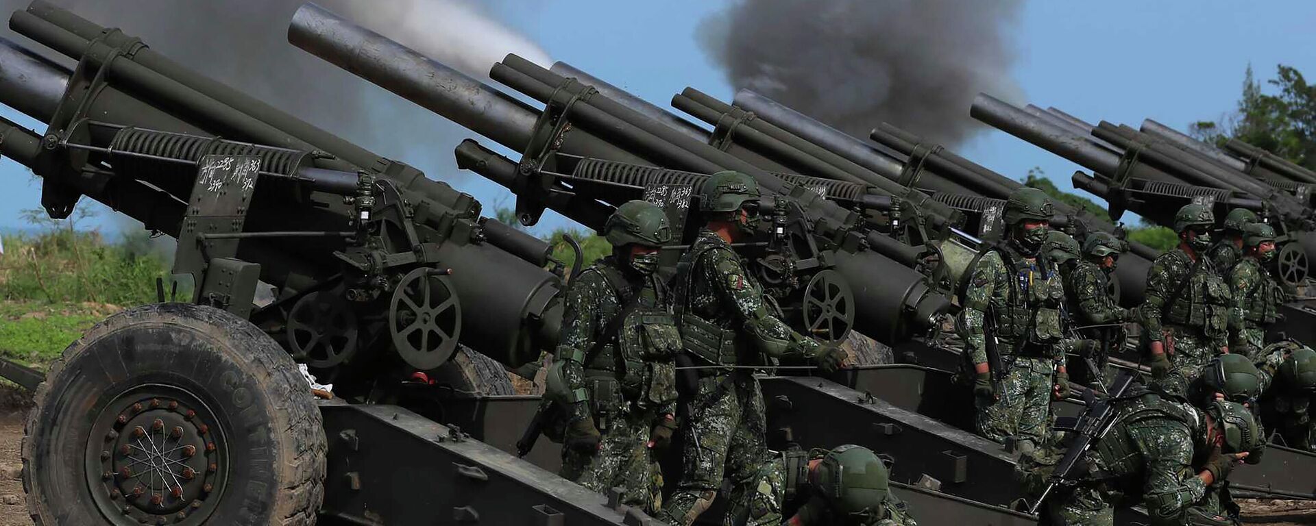 Armas de artilharia taiwanesas disparando durante exercícios antiaterrissagem Han Guang realizados ao longo da costa de Pingtung, Taiwan, 16 de setembro de 2021 - Sputnik Brasil, 1920, 02.09.2022