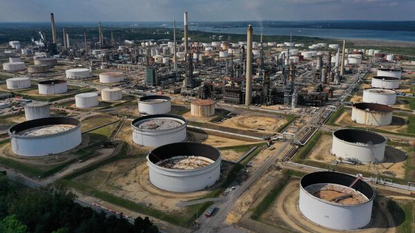 Refinaria Fawley, a maior refinaria de petróleo do Reino Unido, que processa 16 milhões de toneladas da commodity por ano, em Fawley, no sul da Inglaterra, em 24 de abril de 2022 (foto de arquivo) - Sputnik Brasil