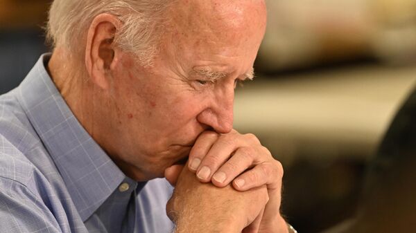 Joe Biden, presidente dos EUA, escuta briefing na Escola Primária Marie Roberts em Lost Creek, Kentucky, EUA, 8 de agosto de 2022 - Sputnik Brasil