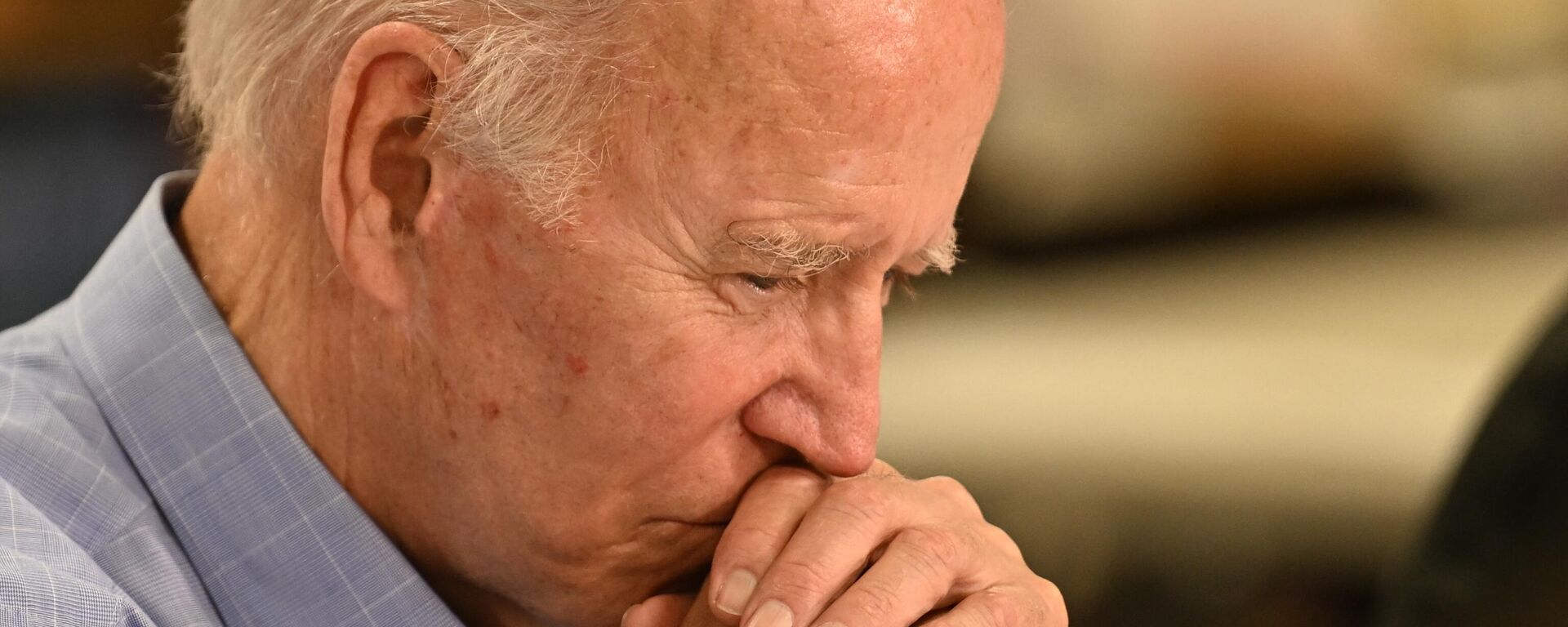 Joe Biden, presidente dos EUA, escuta briefing na Escola Primária Marie Roberts em Lost Creek, Kentucky, EUA, 8 de agosto de 2022 - Sputnik Brasil, 1920, 08.08.2022