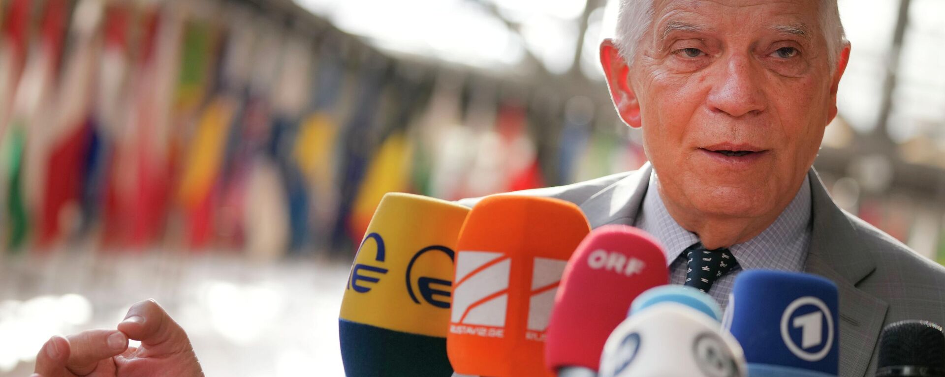 O chefe de política externa da União Europeia (UE), Josep Borrell, fala com a mídia ao chegar para uma reunião de ministros das Relações Exteriores da UE em Bruxelas, 18 de julho de 2022 - Sputnik Brasil, 1920, 09.03.2023
