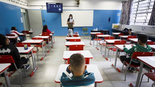 Estudantes no primeiro dia de aula presencial na Escola Estadual Raul Antônio Fragoso, em Pirituba, na Zona Oeste de São Paulo, em 8 de fevereiro de 2021 - Sputnik Brasil
