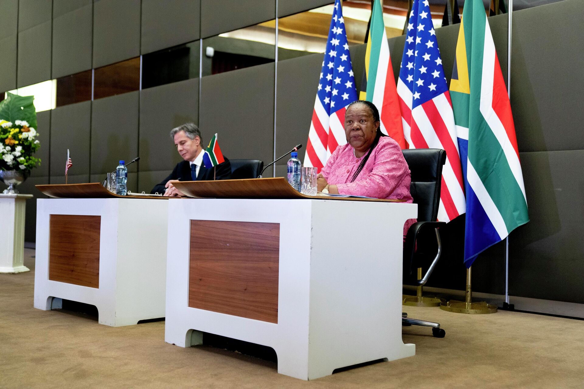 A ministra das Relações Internacionais e Cooperação da África do Sul, Naledi Pandor, acompanhada do secretário de Estado dos EUA, Antony Blinken, fala a membros da mídia depois de se reunir no Departamento Sul-Africano de Relações Internacionais e Cooperação, em Pretória, na África do Sul, em 8 de agosto de 2022 - Sputnik Brasil, 1920, 09.08.2022