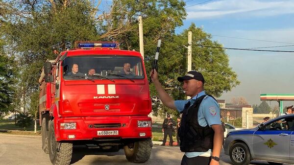 Um carro de bombeiros nas proximidades de Novofyodorovka, na Crimeia, após explosões de munições deixarem feridos no aeródromo da região - Sputnik Brasil
