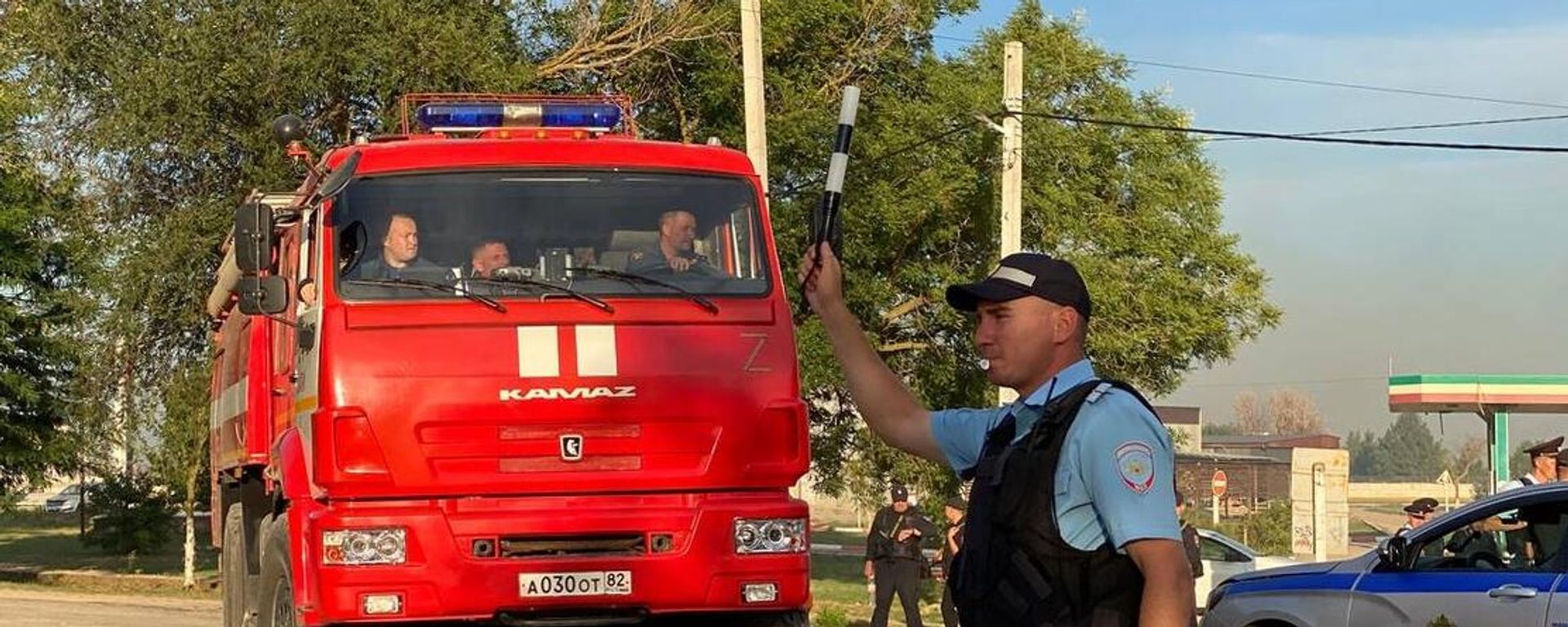 Um carro de bombeiros nas proximidades de Novofyodorovka, na Crimeia, após explosões de munições deixarem feridos no aeródromo da região - Sputnik Brasil, 1920, 09.08.2022