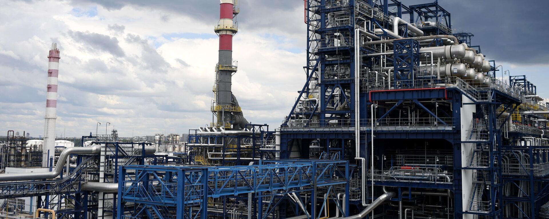 Refinaria de Petróleo de Moscou (MNPZ, na sigla em russo), da Gazprom Neft, em Kapotnya, na Rússia - Sputnik Brasil, 1920, 25.03.2026