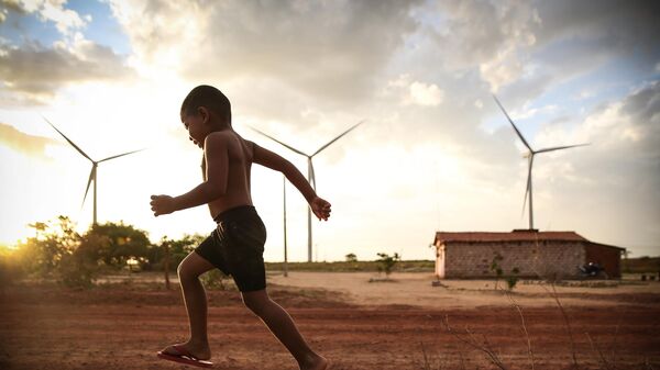 Garoto brinca em vilarejo na zona rural de Araripina (PE), onde a terra é arrendada para implantação de aerogeradores, em 28 de novembro de 2017 - Sputnik Brasil