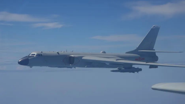 Um bombardeiro H-6K da Força Aérea do Exército de Libertação Popular (ELP) da China participa de exercícios militares perto de Taiwan. China, 3 de agosto de 2022 - Sputnik Brasil