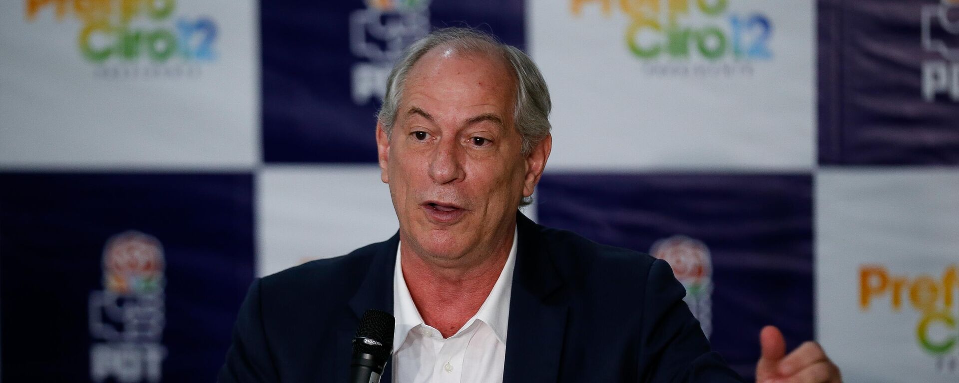 O candidato à presidência pelo PDT Ciro Gomes durante coletiva de imprensa para apresentar sua candidata à vice presidente, Ana Paula Matos na sede do PDT em Brasília - Sputnik Brasil, 1920, 10.08.2022