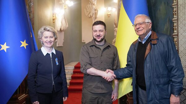 Foto divulgada pelo Serviço de Imprensa Presidencial ucraniano mostra o alto representante da União Europeia (UE) para Relações Exteriores e Política de Segurança, Josep Borrell (D), apertando a mão do presidente ucraniano Vladimir Zelensky, enquanto eles participam de uma coletiva de imprensa conjunta com a presidente da Comissão Europeia (CE), Ursula von der Leyen em Kiev, 8 de abril de 2022 - Sputnik Brasil