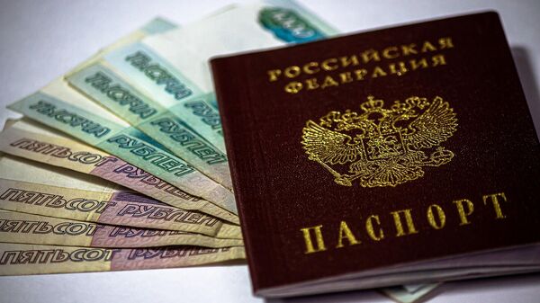 Passaporte russo sobre rublos (imagem de referência)  - Sputnik Brasil