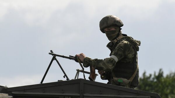 Soldado russo perto do posto de controle Vasilievka, na fronteira da região de Zaporozhie (foto de arquivo) - Sputnik Brasil