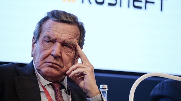 Chefe do Conselho de Diretores da empresa petrolífera russa Rosneft, ex-chanceler alemão Gerhard Schroder durante uma sessão especial do Fórum Econômico Euroasiático, Verona, Itália, 28 de outubro de 2021 - Sputnik Brasil