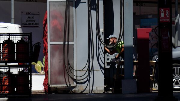 Empregado de posto de gasolina em Sevilha, Espanha, 19 de julho de 2022 - Sputnik Brasil