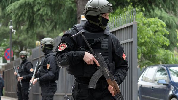 Policiais de Montenegro guardam entrada de tribunal em meio a julgamento sobre tentativa de terrorismo, em Podgorica, em Montenegro, em 9 de maio de 2019 - Sputnik Brasil