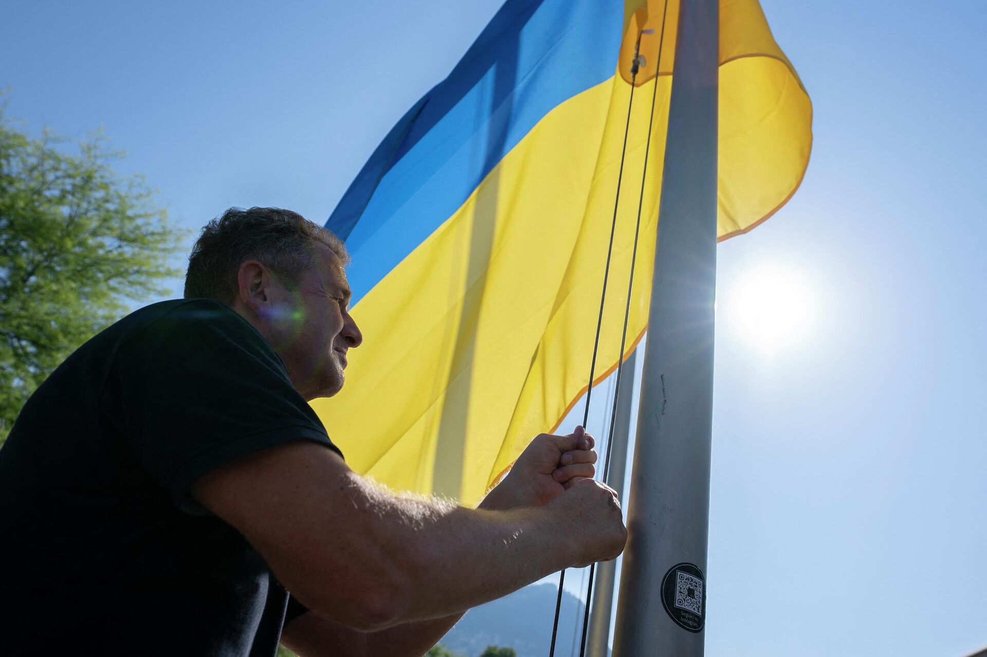 Homem segurando bandeira da Ucrânia em Lugano, Suíça, 3 de julho de 2022 - Sputnik Brasil, 1920, 23.08.2022