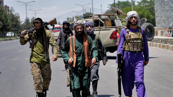 Talibãs fazem a guarda de uma zona de explosão em Cabul, em 18 de junho de 2022. Várias explosões e tiros ocorreram em um templo sikh na capital afegã - Sputnik Brasil