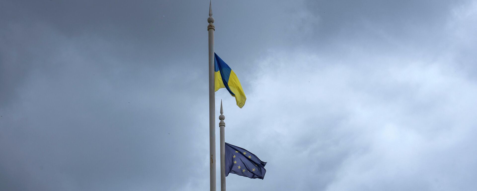 Bandeiras da Ucrânia (em primeiro plano) e da União Europeia - Sputnik Brasil, 1920, 05.11.2022
