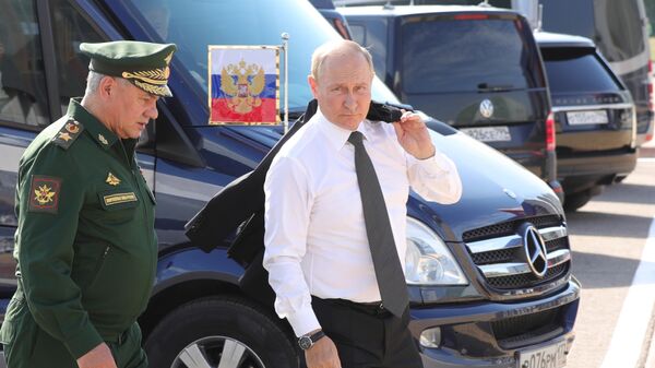 O presidente russo, Vladimir Putin (à direita), e o ministro da Defesa da Rússia, Sergei Shoigu, antes da cerimônia de abertura do fórum técnico-militar internacional EXÉRCITO 2022, no parque Patriot, na região russa de Moscou, em 15 de agosto de 2022 - Sputnik Brasil