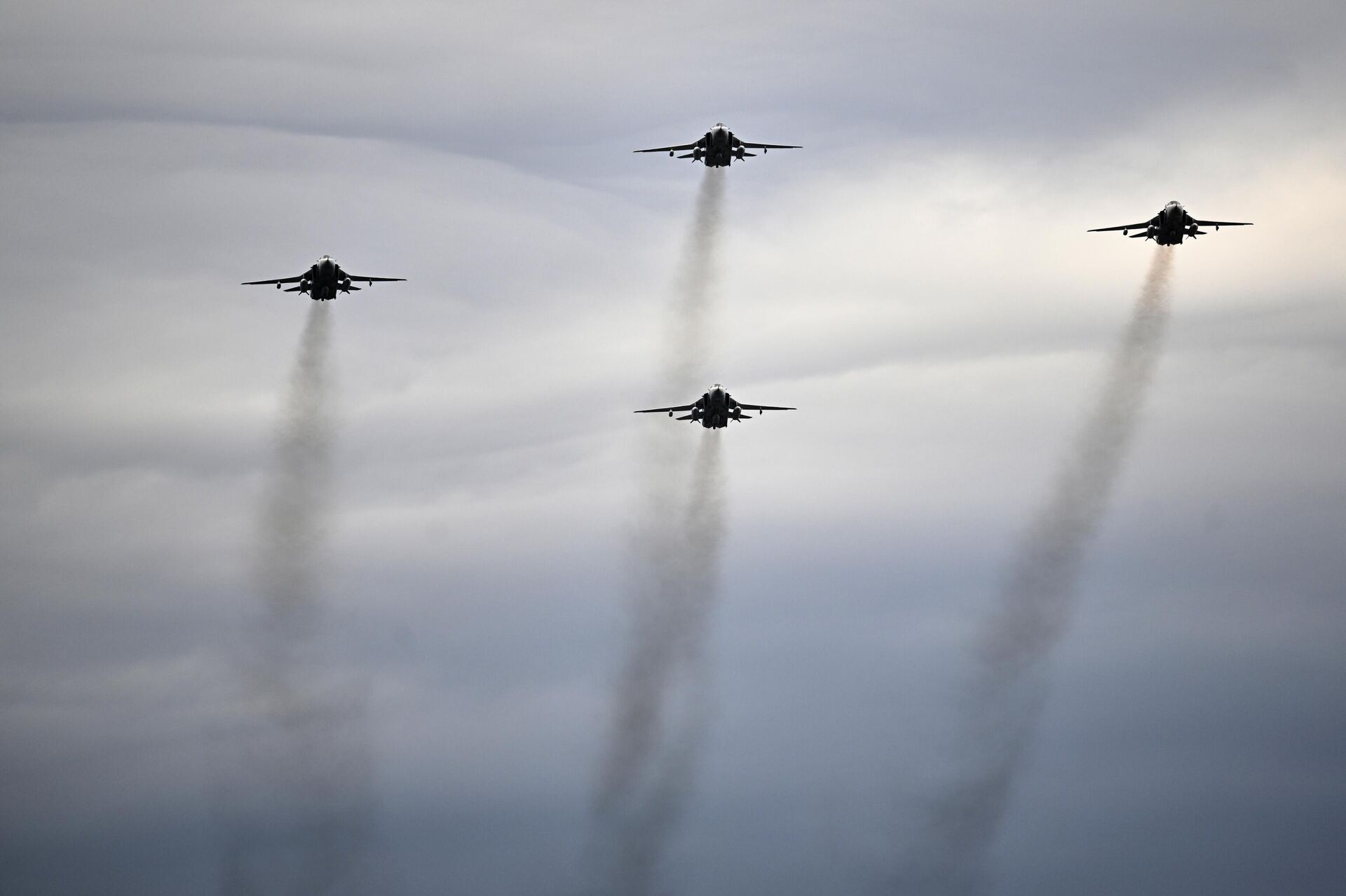 Caças interceptadores MiG-31 durante parada naval em homenagem ao Dia da Marinha da Rússia, em São Petersburgo, em 31 de julho de 2022 - Sputnik Brasil, 1920, 24.08.2022