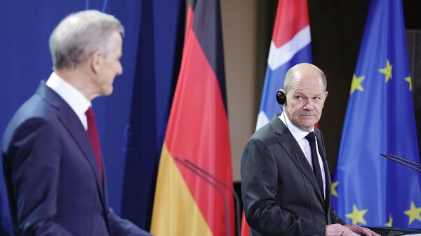 O premiê noruEeguês, Jonas Gahr Store (à esquerda), e o chanceler alemão, Olaf Scholz (à direita), participam de coletiva de imprensa conjunta, em Berlim, 19 de janeiro de 2022 - Sputnik Brasil