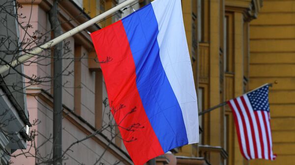 Bandeiras russa e norte-americana na Embaixada dos EUA em Moscou, Rússia - Sputnik Brasil