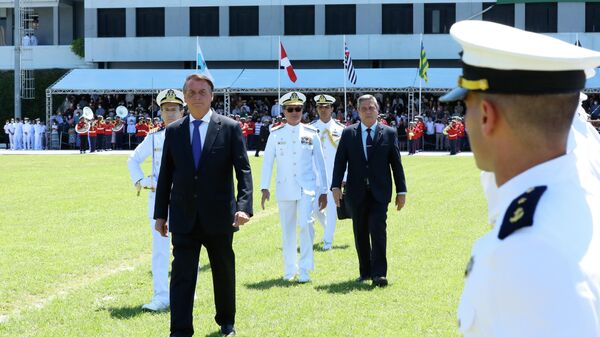 O presidente Jair Bolsonaro (à frente) na Cerimônia de Declaração de Guardas-Marinha (foto de arquivo) - Sputnik Brasil