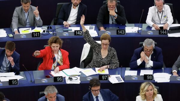 Membros do Parlamento votam planos para reduzir as emissões de carbono, no Parlamento Europeu, quarta-feira, 8 de junho de 2022 - Sputnik Brasil