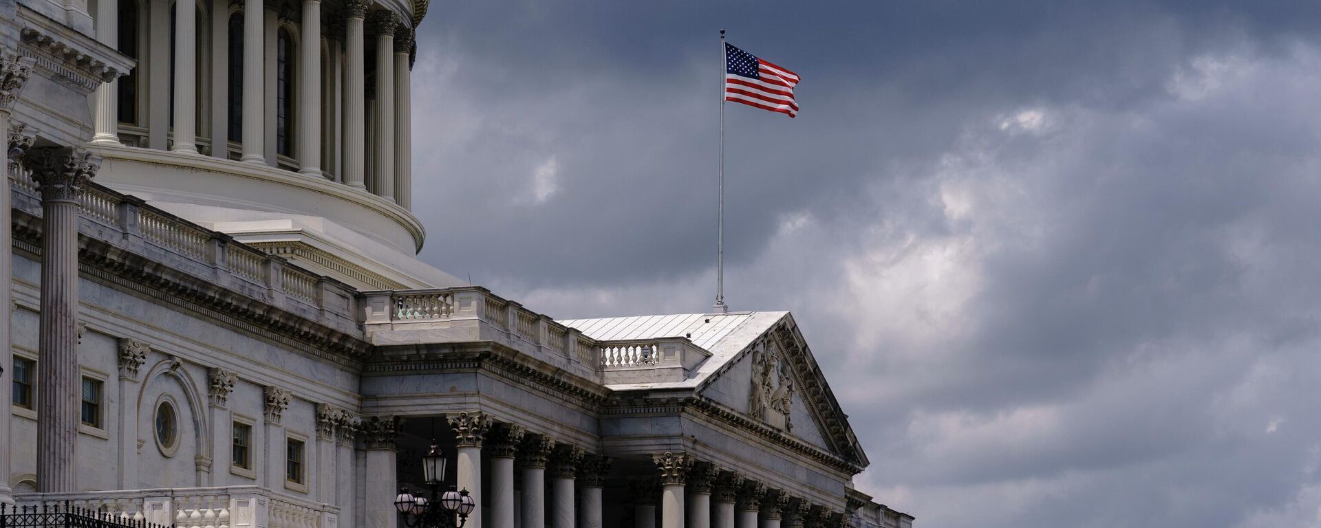 Bandeira dos EUA tremulando no Capitólio, em Washington, D.C. EUA, 18 de julho de 2022 - Sputnik Brasil, 1920, 19.08.2022