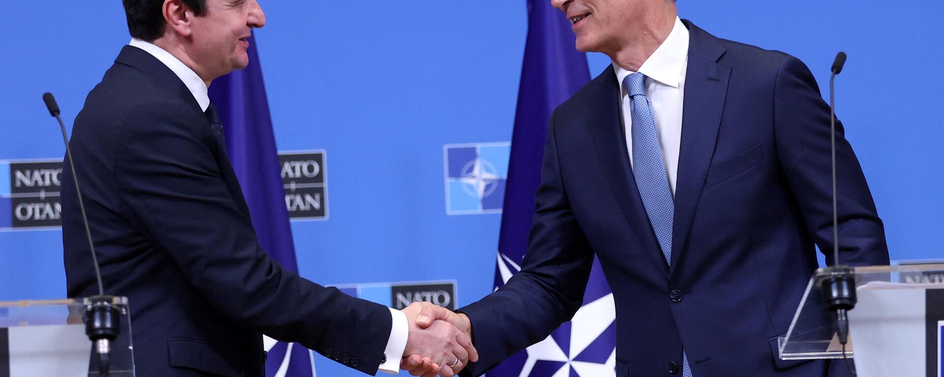 O primeiro-ministro do Kosovo, Albin Kurti (E) e o secretário-geral da OTAN, Jens Stoltenberg, apertam as mãos no final de uma entrevista coletiva após sua reunião em Bruxelas, em 17 de agosto de 2022 - Sputnik Brasil, 1920, 17.08.2022