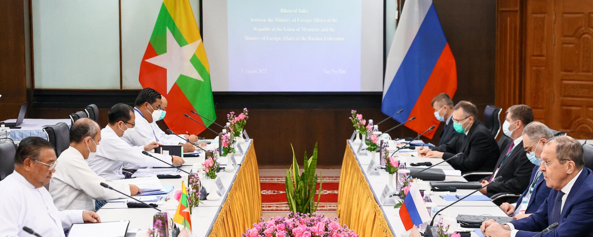 Wunna Maung Lwin (à esquerda), Sergei Lavrov (à direita), ministros das Relações Exteriores de Mianmar e Rússia, respetivamente, e suas delegações, falam em Naypyidaw, Mianmar, foto publicada em 3 de agosto de 2022 - Sputnik Brasil, 1920, 18.08.2022