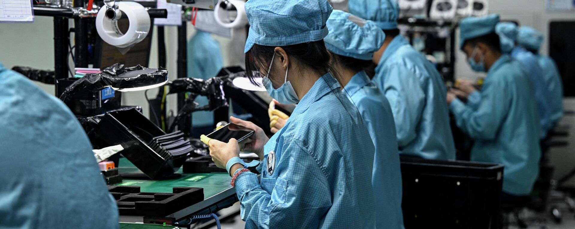 Empregados da fábrica Oppo trabalhando em linha de montagem de smartphones em Dongguan, província de Guangdong, China, 20 de julho de 2022 - Sputnik Brasil, 1920, 18.08.2022