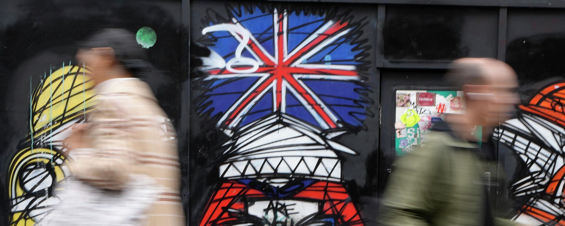 Compradores passam por graffiti em uma unidade de varejo fechada perto de Oxford Street, em Londres, 13 de abril de 2022 - Sputnik Brasil, 1920, 09.02.2023