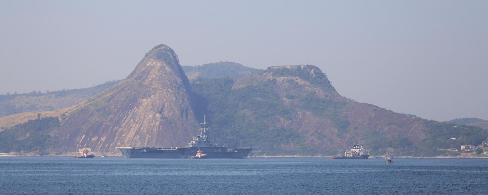  O ex-porta-aviões São Paulo da Marinha do Brasil deixa a baía de Guanabara, em direção a Turquia, sendo puxado pelo rebocador holandês Alp Centre, 4 de agosto 2022 - Sputnik Brasil, 1920, 18.08.2022