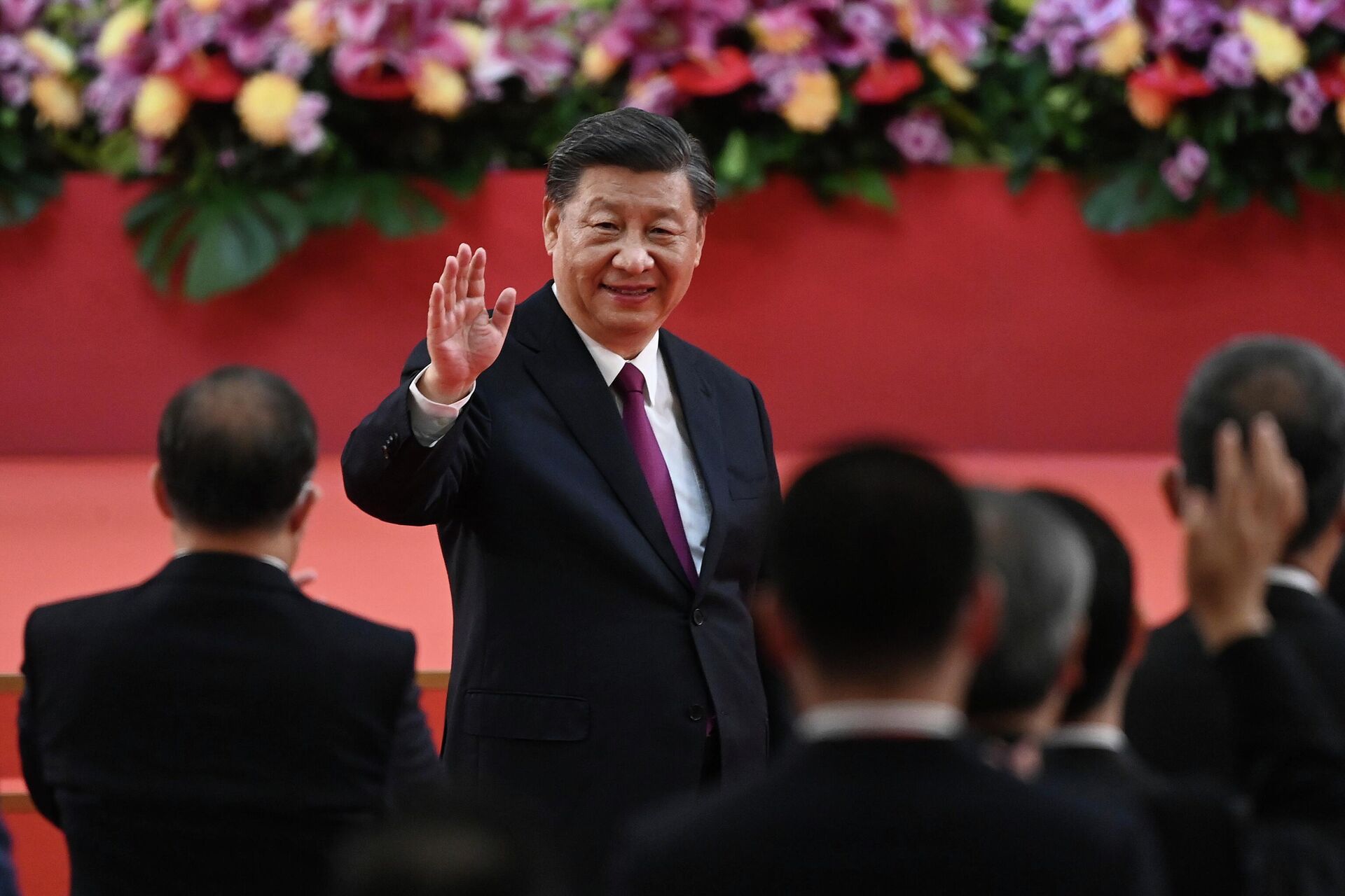 O presidente da China, Xi Jinping, acena após seu discurso após uma cerimônia de posse do novo governo da cidade em Hong Kong, 1º de julho de 2022 - Sputnik Brasil, 1920, 24.10.2022