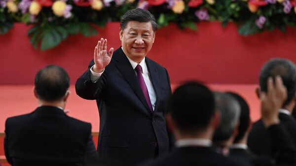 O presidente da China, Xi Jinping, acena após seu discurso após uma cerimônia de posse do novo governo da cidade em Hong Kong, 1º de julho de 2022 - Sputnik Brasil
